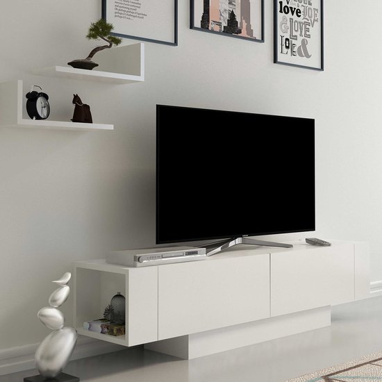 Een witte tv-meubel met gesloten deuren, een tv, en twee witte wandplanken erboven.