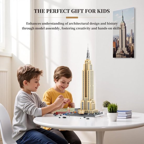 Twee jongens bouwen een goudkleurig Empire State Building model, een perfect cadeau voor kinderen.