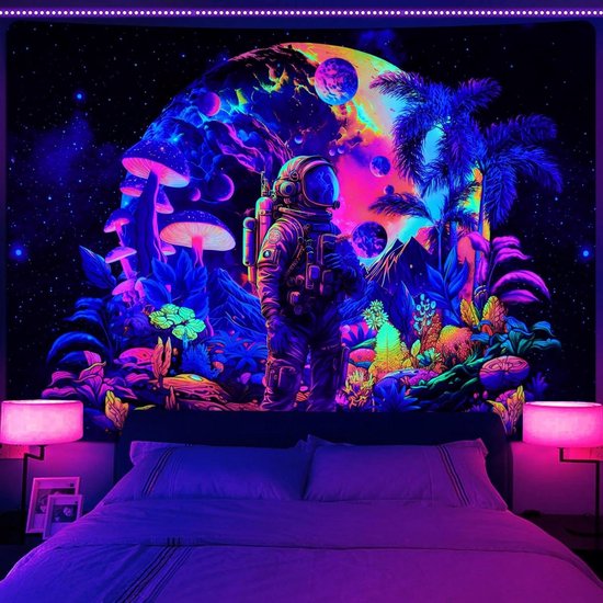 Allecto Plus - Fluorescerend Blacklight Wandtapijt met Astronaut en Maan Motief - UV-verlichting - Botanische Stijl - Sterrenhemel - Slaapkamer Decoratie - 150 x 130 cm