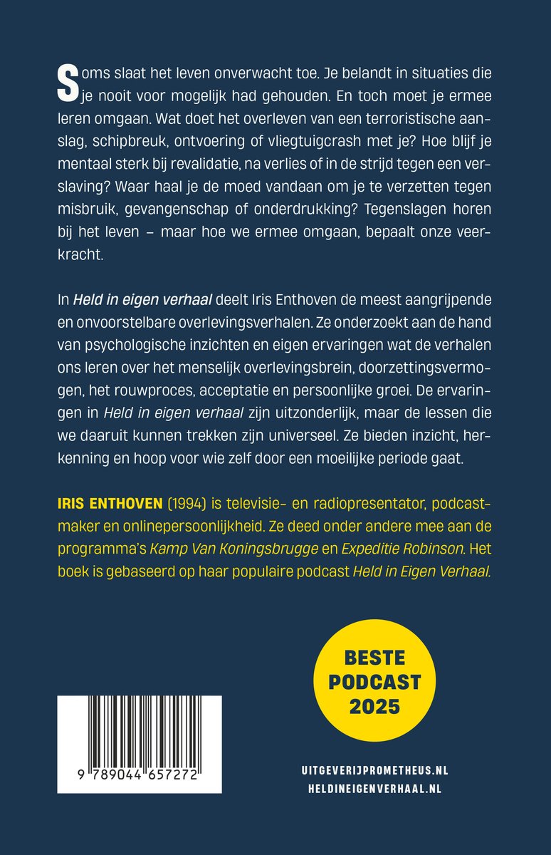 Achterkant boek met tekst over 'Held in eigen verhaal' door Iris Enthoven en een gele cirkel met 'Beste Podcast 2025'.