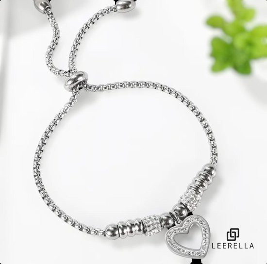 Gedetailleerde zilverkleurige armband met hartvormige hanger met zirkonia, verstelbaar.