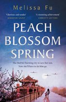 Boek 'Peach Blossom Spring' van Melissa Fu, met een afbeelding van een vrouw en kind die lopen op een brug bij zonsondergang, met een traditionele Chinese pagode en bloeiende perzikbloesems.