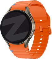 Bandz Siliconen Wave bandje 'Easy fit' - Geschikt voor Samsung Galaxy Watch 7 (40 & 44mm) / Galaxy Watch 6 Classic (43 & 47mm) / Galaxy Watch 5 (Pro) / Galaxy Watch 4 (Classic) / Galaxy Watch FE (oranje)