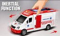 Wit ambulance speelgoed met rode accenten, deuren en verlichting. Inertial functie met rode pijlen die beweging aangeven.