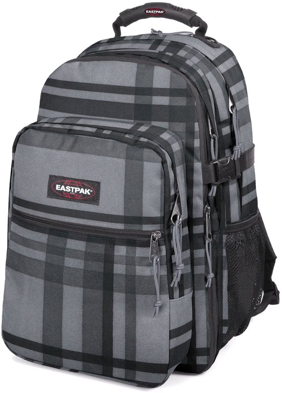 Grijze Eastpak rugzak met zwart ruitenpatroon en zwart logo.