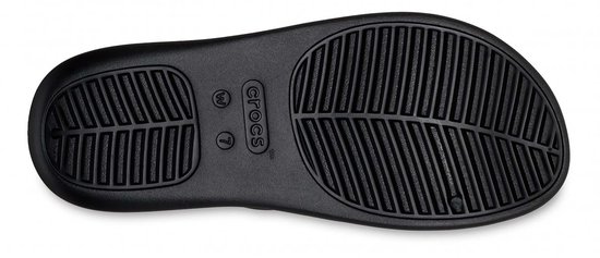 Semelle extérieure d'une sandale Crocs noire avec motif et indication de taille.