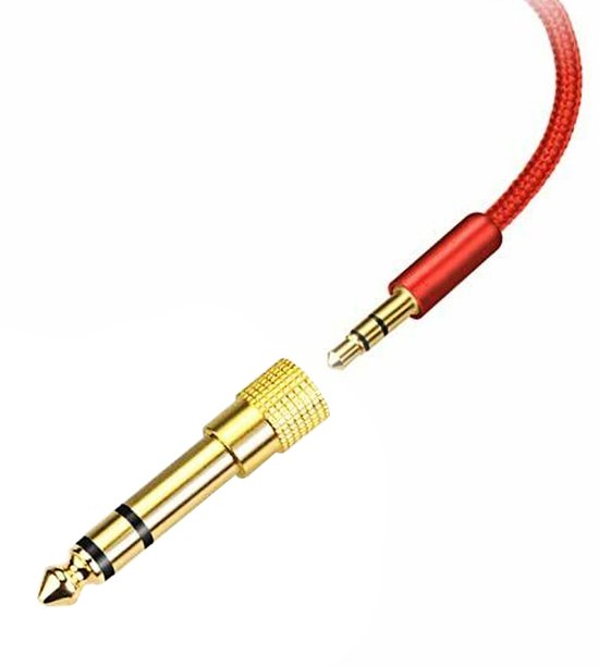Gouden 6.35mm jackplug adapter wordt aangesloten op een rode audiokabel met 3.5mm plug.