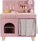 Roze speelgoedkeuken met houten details, zilverkleurige knoppen, bloemenpatroon gordijn en accessoires.
