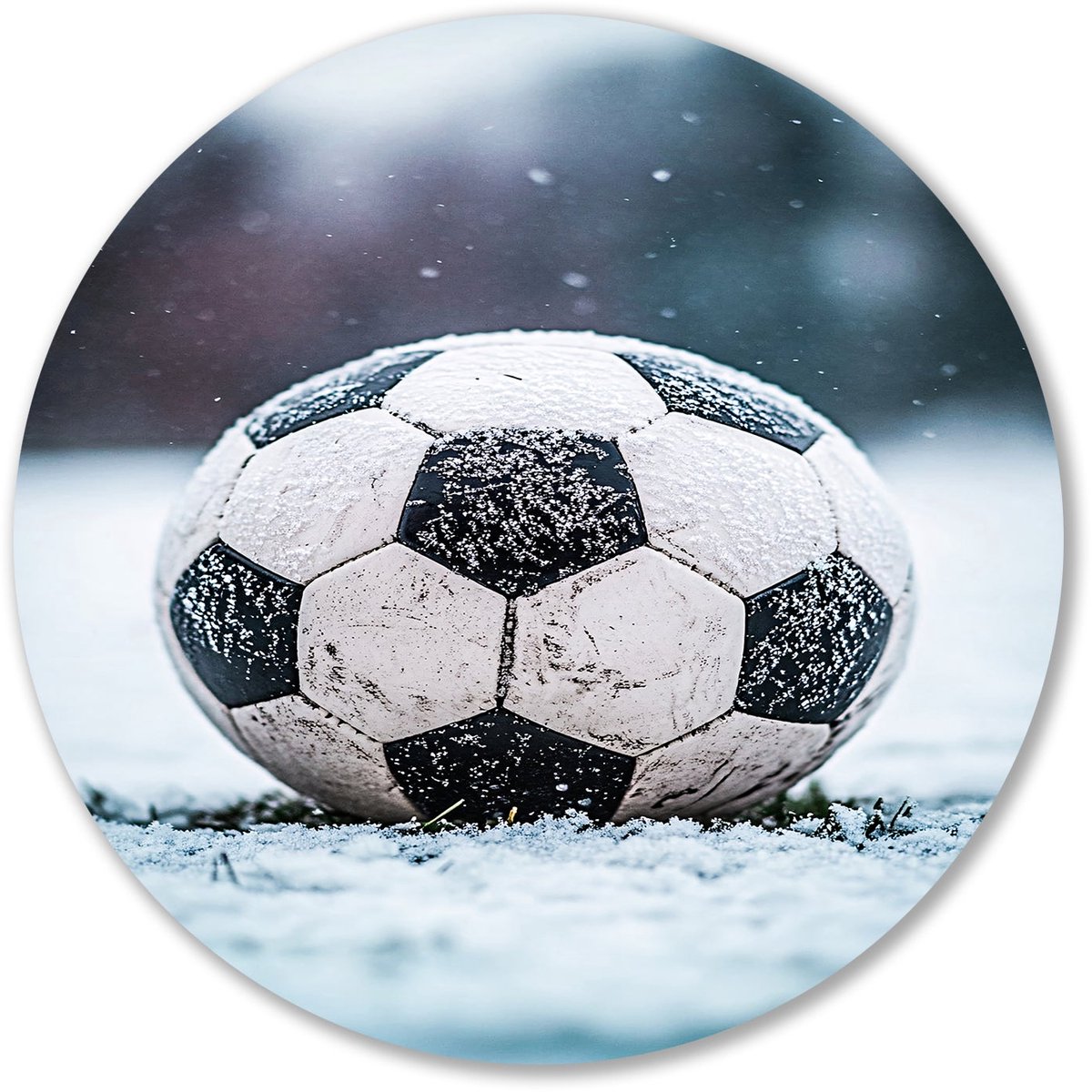 Voetbal in winterse sfeer - Voetbal wanddecoratie rond - Rond wandpaneel bal - Hyperrealisme - Forex muurkunst rond - Klassiek geïnspireerde wanddecoratie - muurcirkel forex 50x50 cm