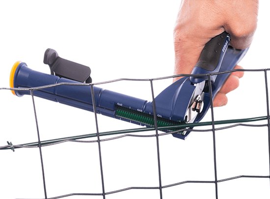 Hand met blauwe tang, de tang is bezig met het vastzetten van een draad van een hek.