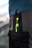 Pica-Dry markeerstift in het voorvak van een werkbroek.