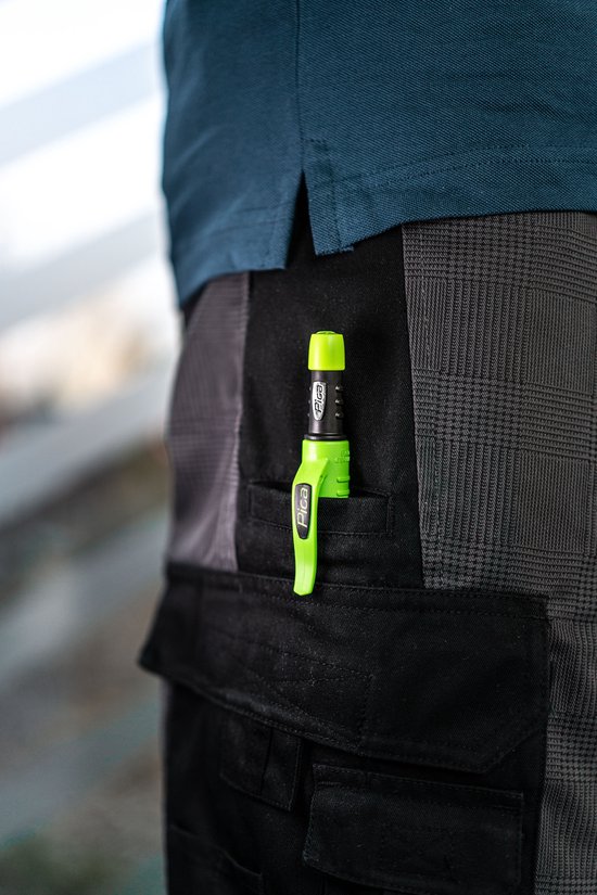 Pica-Dry markeerstift in het voorvak van een werkbroek.