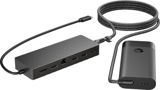 Zwarte USB-C hub met poorten, naast een zwarte HP oplader met een opgerolde kabel.