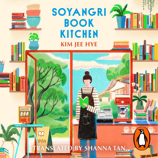 De cover van Soyangri Book Kitchen van Kim Jee Hye, met een illustratie van een boekwinkel met een toonbank, boeken en planten. Een vrouw staat achter de toonbank met een boek.