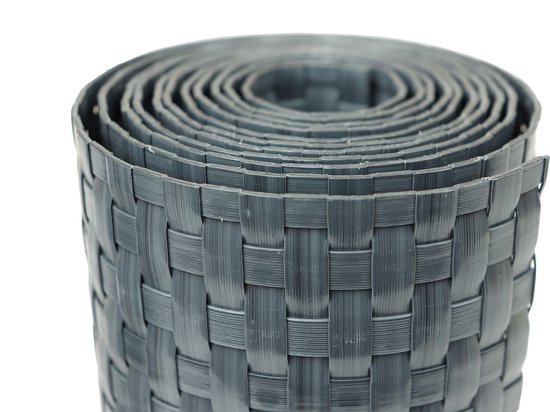 Grijze rol vlechtband met rotanlook, close-up.