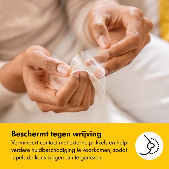 Mains tenant une compresse Medela hydrogel transparente. Texte : Protège contre les frottements.