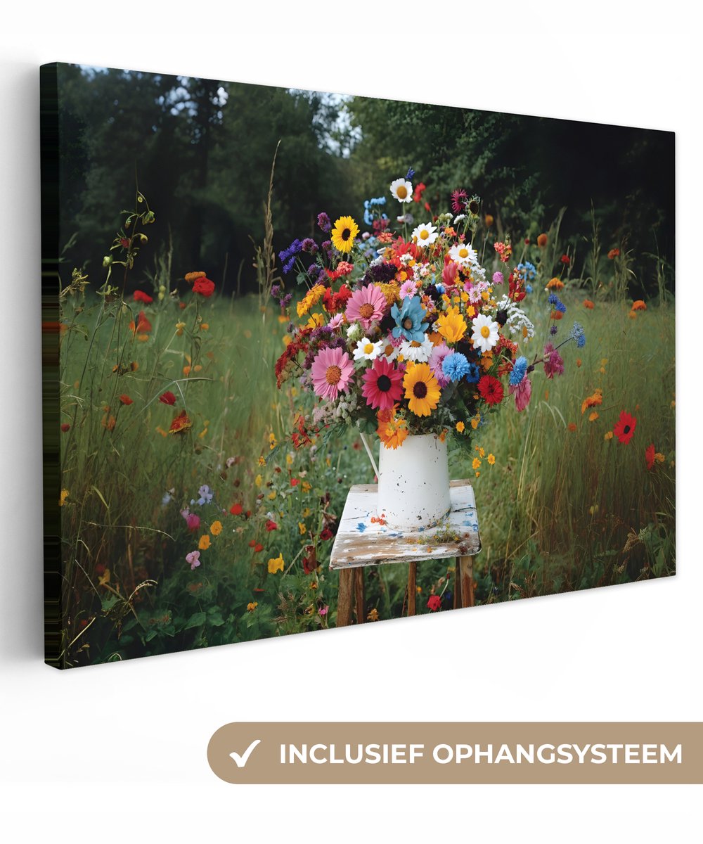 Canvas schilderij 150x100 cm - Exclusieve wanddecoratie Bloemen - Krukje - Gieter - Veld -