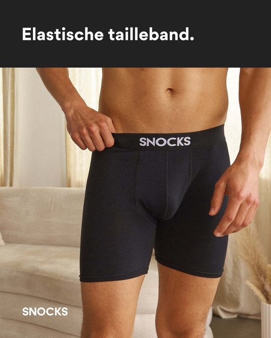 Man in zwarte boxershorts met elastische tailleband met SNOCKS logo.