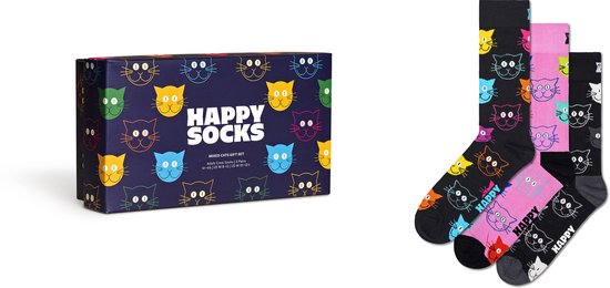 Een geschenkdoos en drie paar Happy Socks met kattenprint in zwart, roze en blauw.