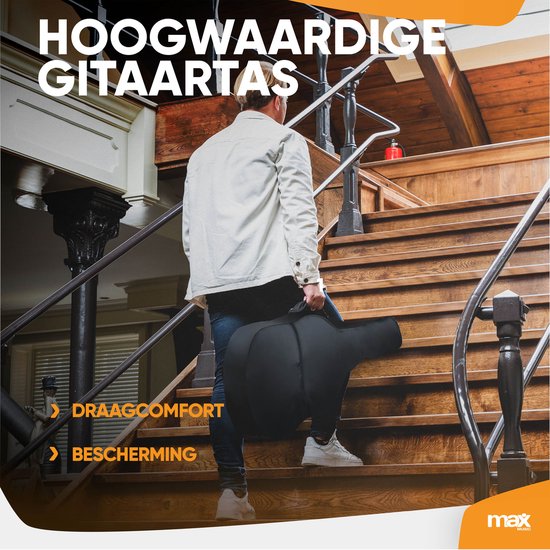Man draagt een zwarte, hoogwaardige gitaartas op een houten trap. Tekst: 'HOOGWAARDIGE GITAARTAS', 'DRAAGCOMFORT', 'BESCHERMING'.
