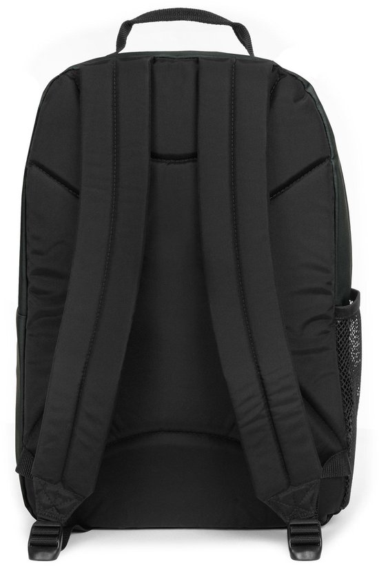 Achterkant van de zwarte Eastpak rugzak met gewatteerde banden.