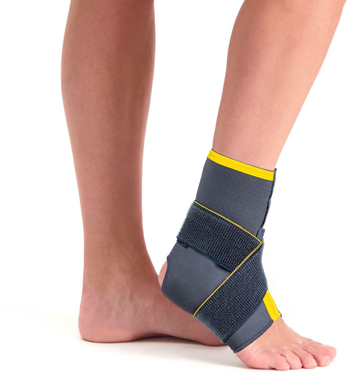 Lichtgewicht enkelbrace voor voetbal, grijs met gele accenten, biedt steun zonder harde delen, past in elke voetbalschoen.