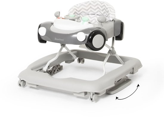 Grijze babywalker in autovorm met grijs-witte zigzag zitting, speelgoed en draaibare voetsteunen.