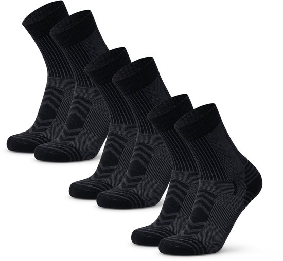 Trois paires de chaussettes de randonnée noires, taille L, avec un motif en relief et un talon détaillé.
