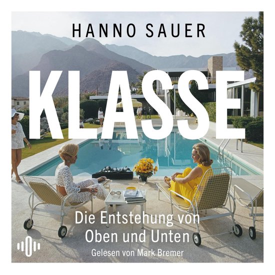 Boek 'Klasse' van Hanno Sauer. Twee vrouwen ontspannen bij een zwembad in een moderne villa.