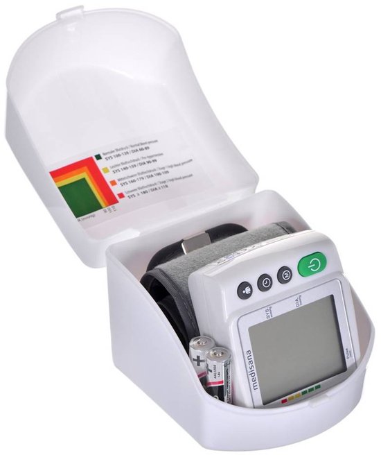 Witte kunststof opbergdoos, geopend, met daarin een witte Medisana bloeddrukmeter, 2 batterijen en een grijze manchet.