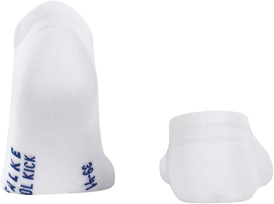 Twee witte enkelsokken, één met de tekst 'FALKE COOL KICK' en maat '39-41' in blauw, en een blauwe 'L' op de andere.