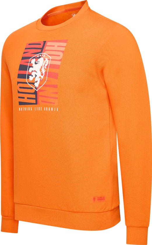 Oranje trui met op de voorkant "HOLLAND" in verticale letters, een leeuw en "NOTHING LIKE ORANJE".
