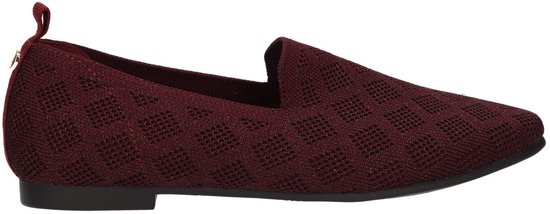 Bordeauxrode gebreide loafer met ruitpatroon, spitse neus en lus aan de achterkant.