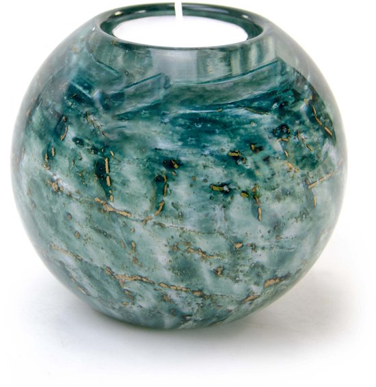 Bolvormige tealgroene urn met gouden marmering en een brandende kaars.
