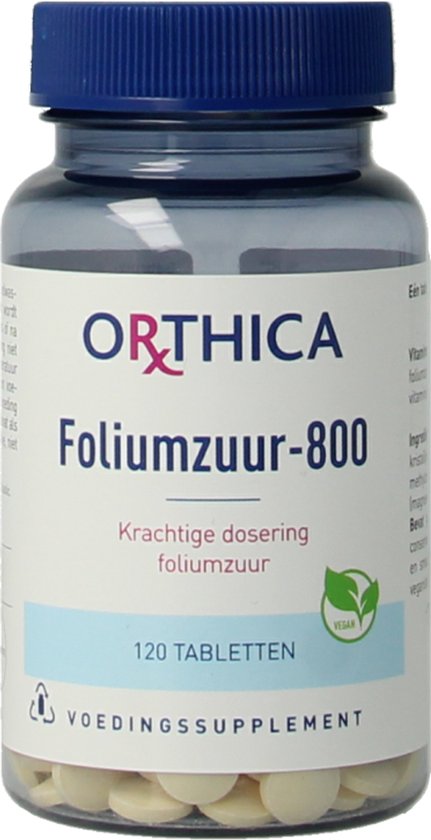 Doorzichtige pot Orthica Foliumzuur-800 met blauwe dop en witte tabletten. De tekst op het etiket is in het Nederlands en bevat een groen vegan logo.