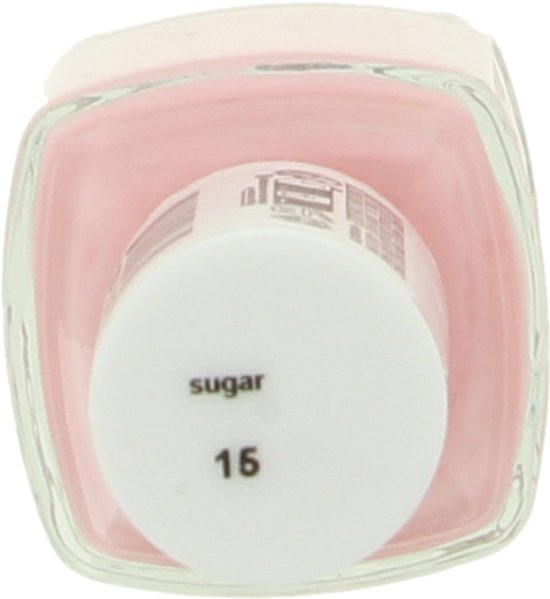 Essie nagellak "Sugar Daddy" 15, een lichtroze glanzende kleur in een glazen flesje.