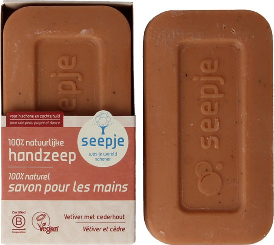 Een blok bruine handzeep naast de open verpakking. "seepje" is ingedrukt op de zeep. De verpakking heeft Nederlandse en Franse tekst.