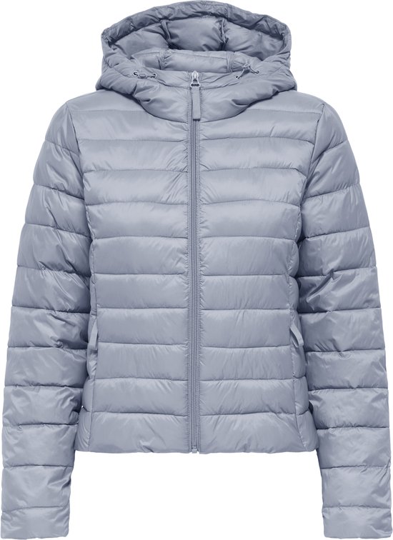 Veste matelassée bleu clair à capuche et fermeture éclair.