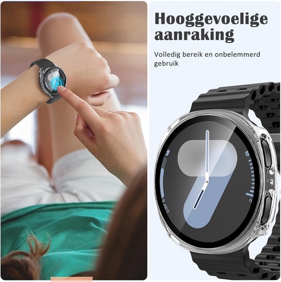 Close-up van een zwarte smartwatch in een doorzichtige beschermhoes, aangeraakt door een hand.