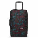 Zwarte koffer met een patroon van rode en blauwe veren. Eastpak logo.