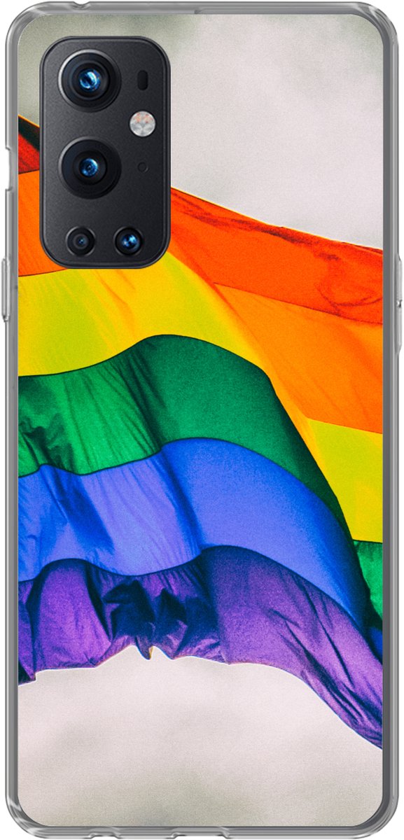 Telefoonhoesje Geschikt voor OnePlus 9 Pro hoesje - Foto van een regenboog vlag - Siliconen Telefoonhoesje Telefoonhoesje