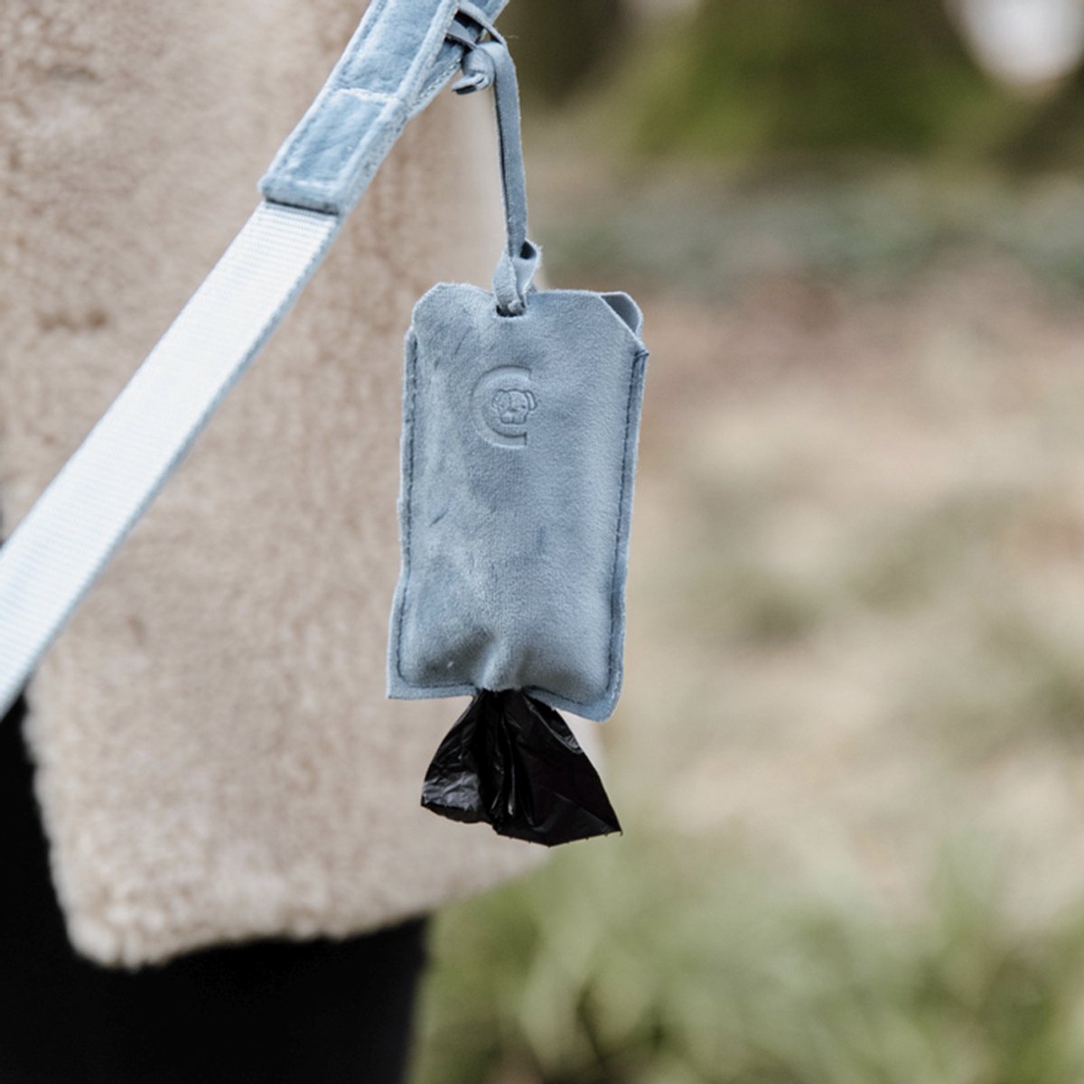KENTUCKY Velvet Pooh bag pocket / Poepzakhouder - Microvezelfluweel - Lichtblauw - Inclusief rolletje kleine poepzakjes
