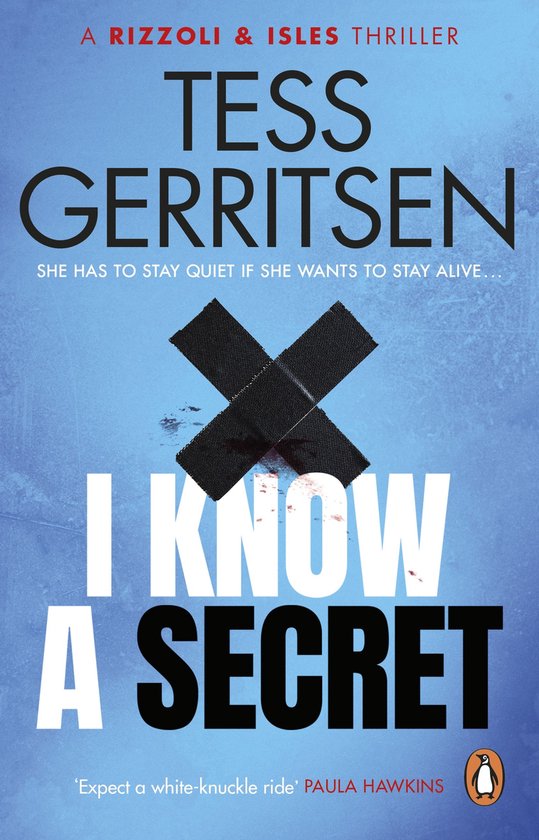 Boekcover van 'I Know a Secret' met een blauwe achtergrond en een zwarte X van tape over bloedvlekken. Titel: I KNOW A SECRET. Auteur: TESS GERRITSEN.