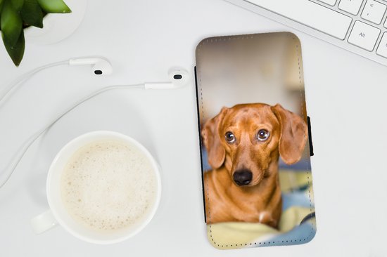 Etui pour iPhone XR Bookcase - Teckel allongé sur un lit - Avec compartiments - Etui portefeuille avec fermeture magnétique