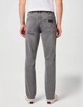 Achterkant van donkergrijze straight-fit jeans met zwarte Wrangler-logopatch.