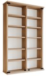 Une bibliothèque vide, haute et étroite, avec une finition en bois clair et six étagères. L'armoire a des panneaux latéraux vitrés.