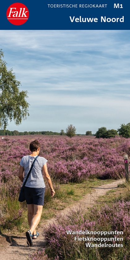Een vrouw met een gestreepte top en blauwe korte broek loopt op een zandpad door een heideveld met paarse bloemen. "Falk", "Veluwe Noord", "Wandelknooppunten", "Fietsknooppunten", "Wandelroutes" staan op de kaart.