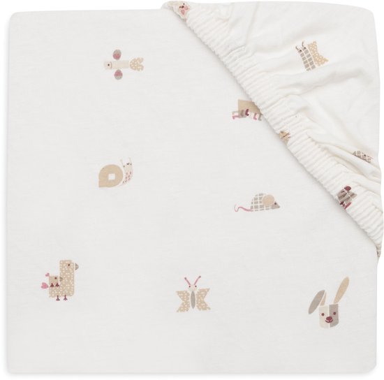 Wit hoeslaken met een patroon van vogels, slakken, muizen, kippen en konijnen in beige en roze tinten.