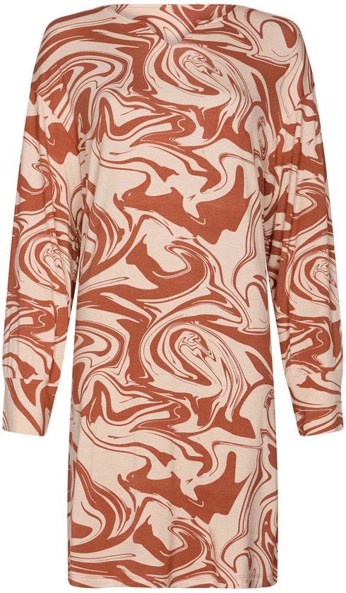 Beige nachthemd met terra marmerprint en lange mouwen.