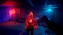 Persoon met mohawk, bril en masker gloeit rood in een duistere kamer met neon '666'.